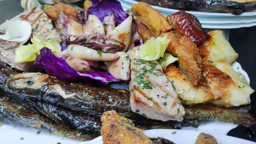 Bogata IHTIS riblja plata sa pečenom ribom, lignjama i povrćem