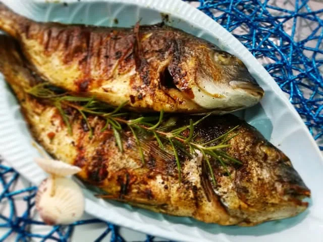 Dvije cijele ribe sa roštilja sa ruzmarinom